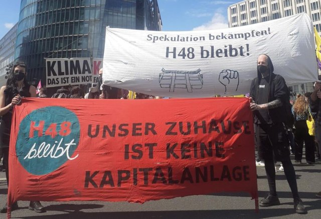 Damals noch hoffnungsvoll: Bewohner*innen der H48 auf einer Mietendemo im vergangenen Jahr am Potsdamer Platz