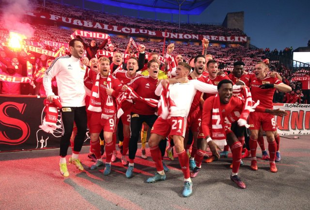 Während sich Unions Kicker von ihren Fans feiern ließen, wurden die jungen Hertha-Spieler von ihren Ultras gedemütigt.