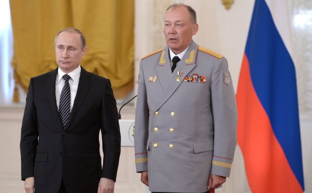 Oberbefehlshaber Wladimir Putin mit Alexander Wladimirowitsch Dwornikow, der vermutlich den als "Sonderoperation" verharmlosten russischen Angriffskrieg auf die Ukraine künftig ausführen wird.