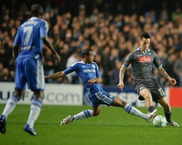 Die Grätschen von Ashley Cole (M.) retteten Chelsea 2012 gegen den SSC Neapel. Wenige Monate später gewannen die Londer die Champions League.