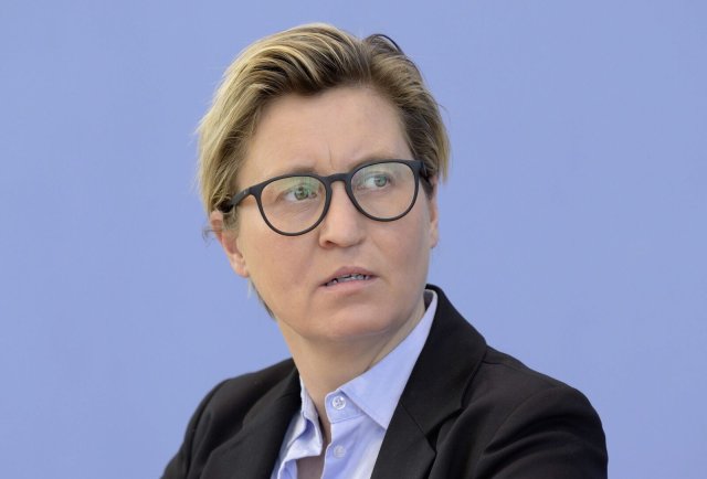 Susanne Hennig-Wellsow ist seit Anfang 2021 Ko-Vorsitzende der Linkspartei. Davor war sie Landes-und Fraktionsvorsitzende der Linken in Thüringen und maßgeblich am Zustandekommen der rot-rot-grünen Landesregierung beteiligt.