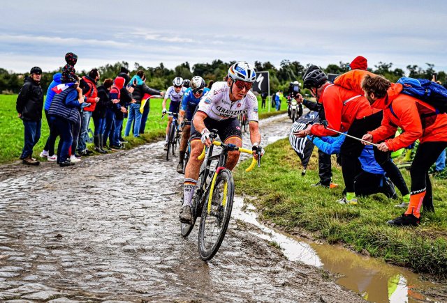Lisa Brennauer (v.) wurde im vergangenen Jahr Vierte bei Paris–Roubaix. Der Premiere des Frauenrennens folgt nun die zweite Auflage.