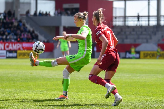 Alexandra Popp (l.) und der VfL haben sich mit einem 6:0 gegen den FC Bayern um Giulia Gwinn auf die Champions League eingestimmt.
