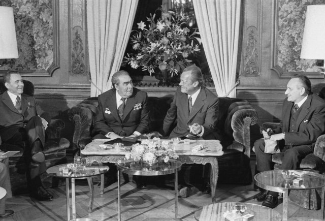 Der sowjetische Partei- und Staatschef Leonid Breschnew mit Ex-Bundeskanzler und SPD-Chef Willy Brandt, Moskaus Außenminister Andrej Gromyko (ganz links) und Brandts Ost-Unterhändler Egon Bahr (ganz rechts) 1978 in Bonn