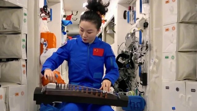 Wang Yaping musiziert an Bord der chinesischen Raumstation »Tiangong«