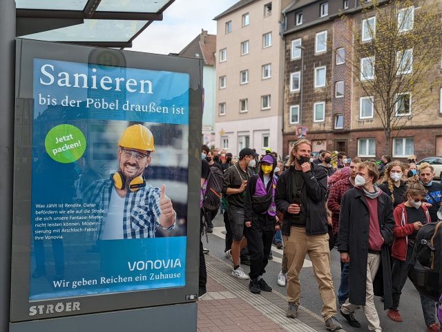 Für viel Heiterkeit sorgten "ehrliche" Vonovia-Plakate am Rand der Demostrecke.