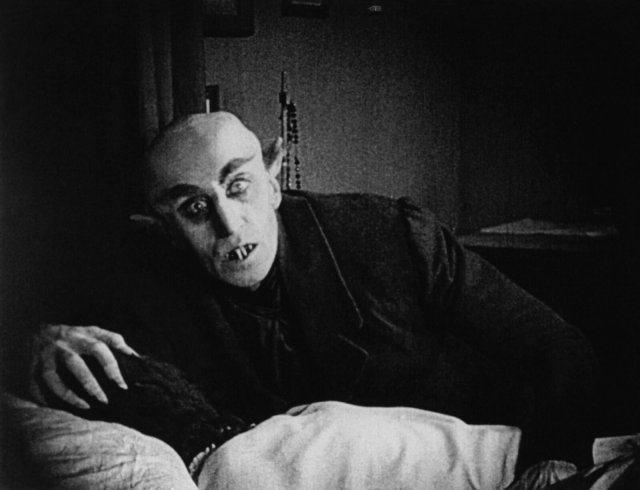 Da simuliert jemand Leben, der längst tot ist, indem er den Lebenden das Blut aussaugt: Max Schreck als Vampir Graf Orlok in »Nosferatu« (1922)