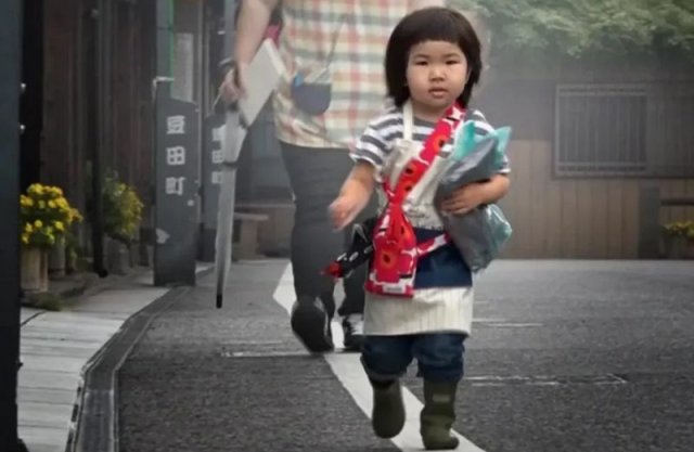 Harter Kleinkindalltag. In Japan werden 2-Jährige allein zum Einkaufen geschickt, um zu zeigen: Sie können es!