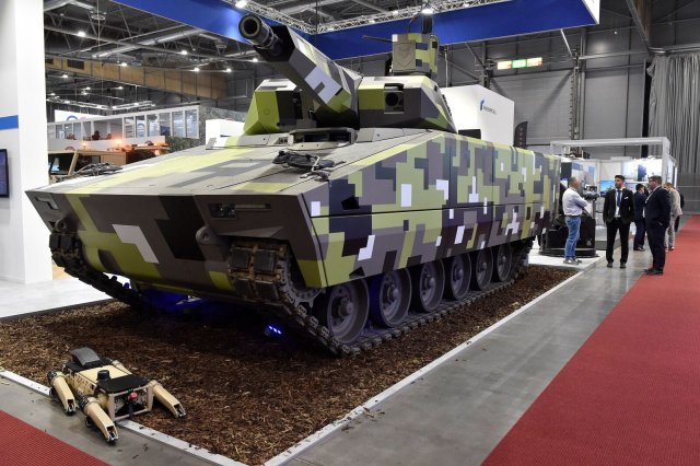 Die deutsche Rüstungsfirma Rheinmetall stellt auf einer Waffenmesse in Brünn ein Kampffahrzeug vor.