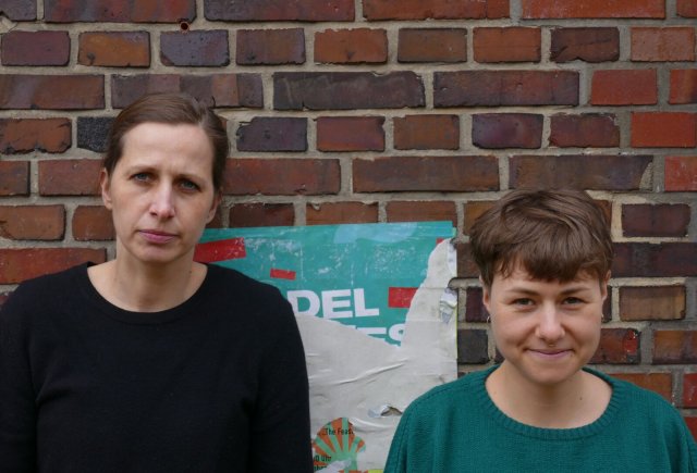 Milli Schroeder (links) ist 41 Jahre alt und Politikwissenschaftlerin. Irina Wibmer (rechts), 28 Jahre alt, hat gerade ihr Studium in Soziale Arbeit beendet. Zuvor hat sie in der Suchthilfe gearbeitet. Beide arbeiten in der Poliklinik Veddel in Hamburg.