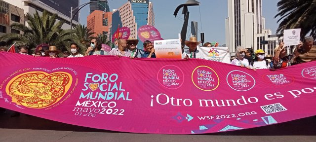 Bei der Auftaktdemonstration in Mexiko-Stadt wird das Motto des Weltsozialforums verkündet: Otro mundo es posible – eine andere Welt ist möglich.