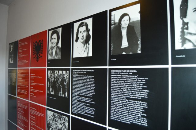 Albanischer Gedenkraum der KZ-Gedenkstätte Ravensbrück mit einem Foto von Liria Xhunga (r.)