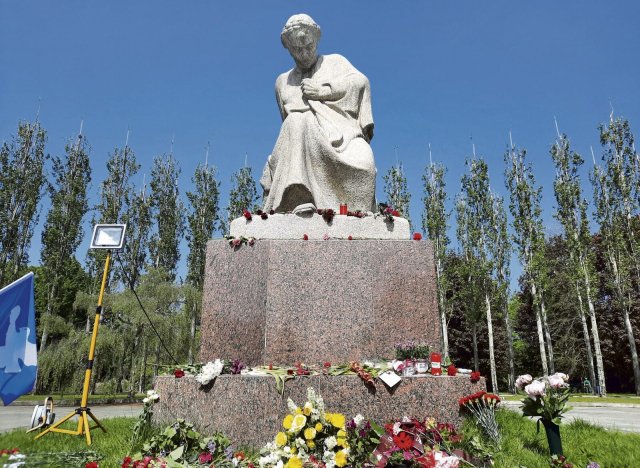 Die blumengeschmückte »Mutter Heimat« am Tag der Befreiung im Treptower Park