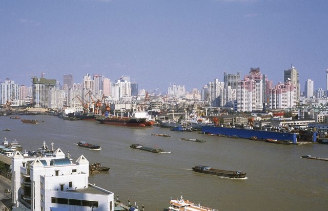 Im Hafen von Shanghai stockt derzeit die Abfertigung von Schiffen.