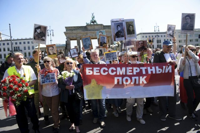 "Unsterbliches Regiment" steht auf dem großen Banner, das die russischen Demonstrierenden tragen.