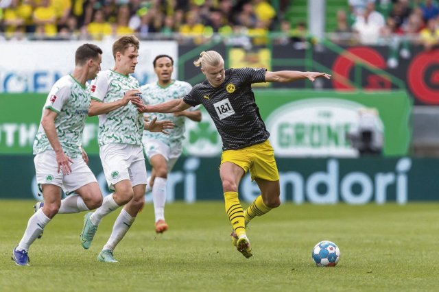 Dortmund kassiert für Stürmerstar Erling Haaland (r.) wohl bald 75 Millionen Euro an Transferablöse. Der gesamte Kader des letzten Gegners Greuther Fürth war kaum halb so viel wert.