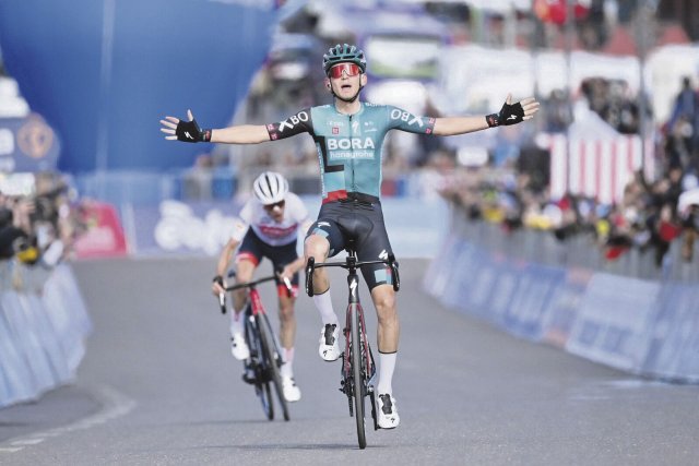 Sieg mit Etikette: Lennard Kämna (v.) gewann die Etappe, Juan Pedro López fuhr ins Rosa Trikot.