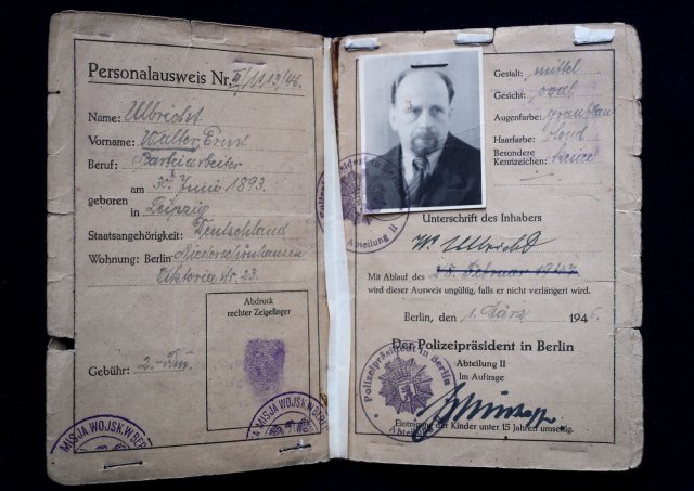 Ein behelfsmäßiger Personalausweis mit Fingerabdruck von Walter Ulbricht, der 2017 in Hamburg versteigert wurde. Foto: Christian Charisius/dpa