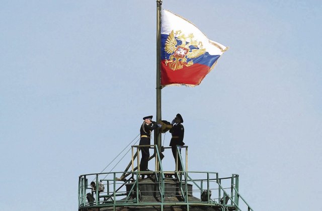 Die russische Fahne mit dem Zarenadler wird auf dem Kreml gehisst.