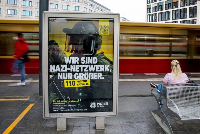 An einem S-Bahnhof prangert ein Satire-Plakat die rechtsextremen Netzwerke in der Polizeibehörde an.