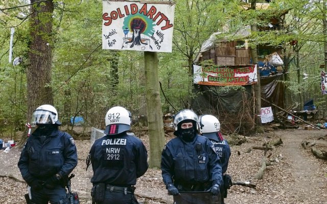 Die Polizei ist nicht nur im Hambacher Forst durch martialisches auftreten aufgefallen.