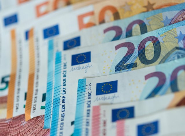 Banknoten, die immer weniger wert sind. Foto: dpa-Zentralbild/dpa/Monika Skolimowska