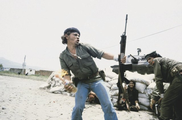 Das berühmteste Foto von Susan Meiselas: Ein Sandinist wirft 1979 einen Molotowcocktail aif das Hauptquartier der Nationalgarde in Estelí