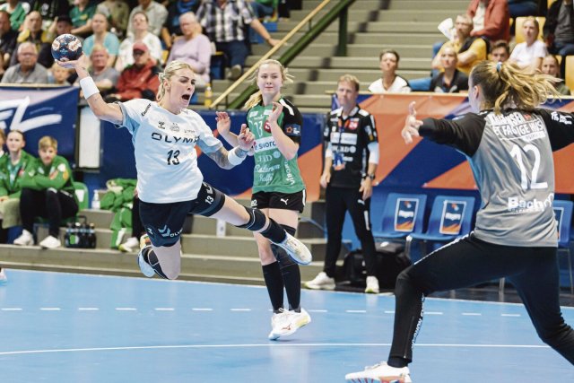 Nationalspielerin Luisa Schulze (l.) hielt auch in Viborg wieder Bietigheims Abwehr zusammen. Zudem sorgte sie hier und da im Angriff für Torgefahr.
