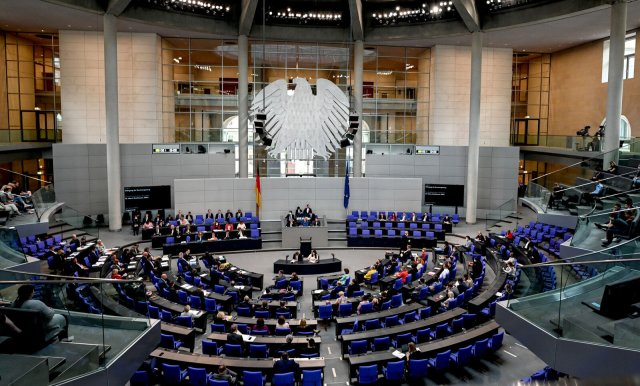 Der Bundestag wird immer größer. Foto: dpa-Zentralbild/dpa/Britta Pedersen