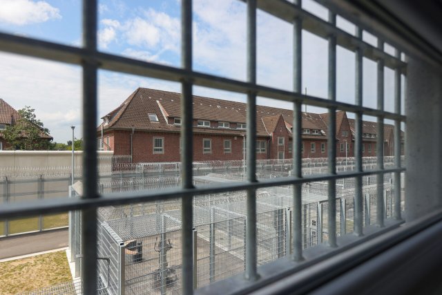 Blick aus einem Fenster der Abschiebehaftanstalt in Glückstadt auf das Nachbargebäude. Foto: dpa/Ulrich Perrey