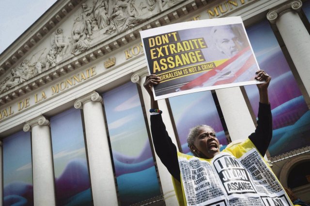 Eine Demonstrantin fordert im April in Brüssel die Freilassung von Julian Assange.