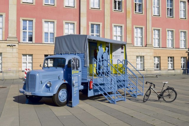 Der Ausstellungs-Lkw auf dem Potsdamer Alten Markt