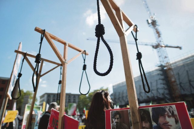 Eine Demonstration von Gegnern des iranischen Regimes in Teheran fordert Solidarität mit der Opposition im Iran, die Abschaffung der Todesstrafe und einen Umsturz. Sie haben einige Galgen aus Holz aufgebaut, welche die brutalen Hinrichtungsmethoden im Iran veranschaulichen sollen.