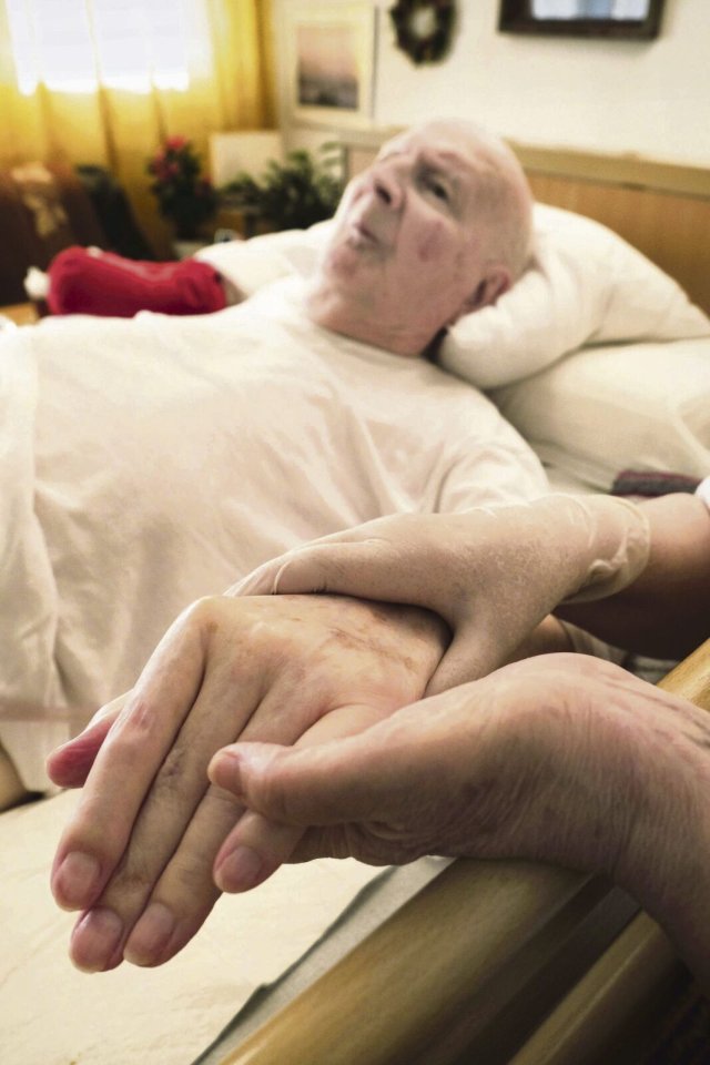 Es ist mehr als Hände halten: Häusliche Pflege eines Angehörigen mit Demenzerkrankung.