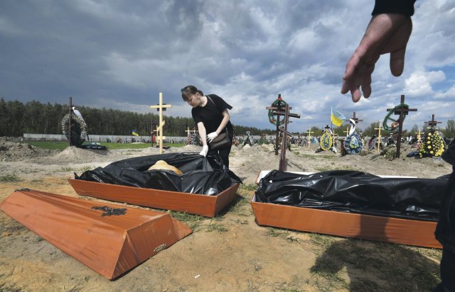 Wie hier in Butscha können Tote erst mit vielen Wochen Verspätung beigesetzt werden.