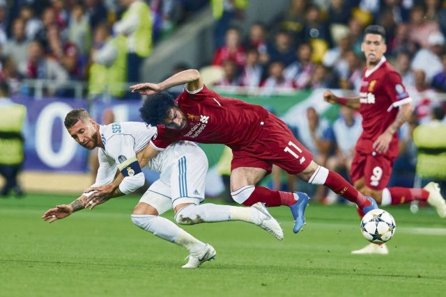 Die entscheidende Szene des Endspiels 2018? Madrids Sergio Ramos verletzt Mo Salah am Arm. Liverpools Starstürmer kann nicht weitermachen, Real Madrid gewinnt danach 3:1.