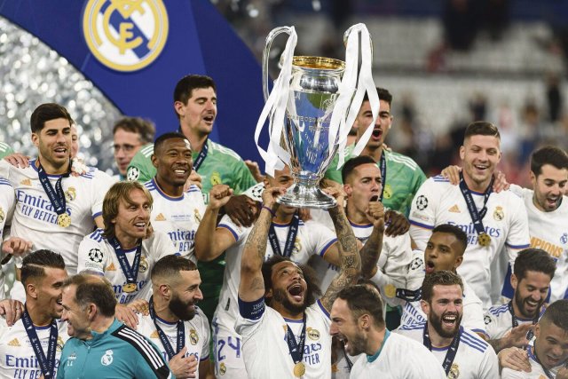 Sieger ohne Einsatzzeit: Reals Kapitän Marcelo stemmt den Pokal als erster in die Höhe.