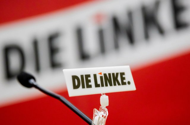Das Logo der Partei Die Linke ist bei einem Sonderparteitag der Berliner Linken an einem Mikrophon zu sehen. Die Partei kämpft zurzeit um ihre Existenz. Foto: dpa/Christoph Soeder