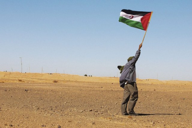 Soldat der sahrauischen Befreiungsbewegung Polisario protestiert in der Wüste.