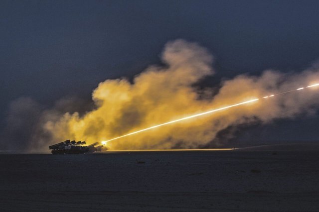 Während einer Übung feuern Soldaten mit dem Raketenwerfer vom Typ M142 High Mobility Artillery Rocket System (Himars). Die US-Armee will das Artilleriesystem an die Ukraine liefern.