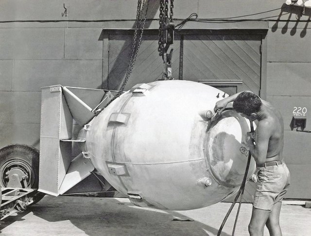 Massenmord, US-Version: Ein Techniker lackiert die Atombombe »Fat Man«, die ein Flugzeug der US-Airforce am 9. August 1945 über der japanischen Stadt Nagasaki abwerfen wird.