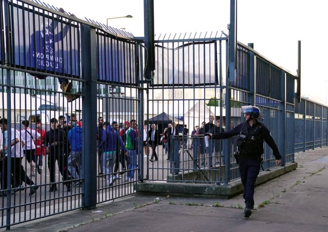 Ein französischer Polizist versprühte am Zaun des Stade de France Tränengas, um Fans daran zu hindern, unerlaubt ins Stadion zu gelangen.