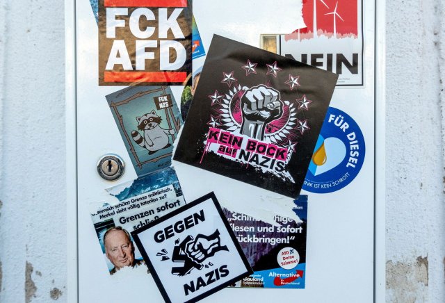 Aufkleber am Briefkasten eines AfD-Büros im sächsischen Rochlitz warnen vor der Partei, die dennoch demnächst in Sachsen einen Landrat stellen könnte.