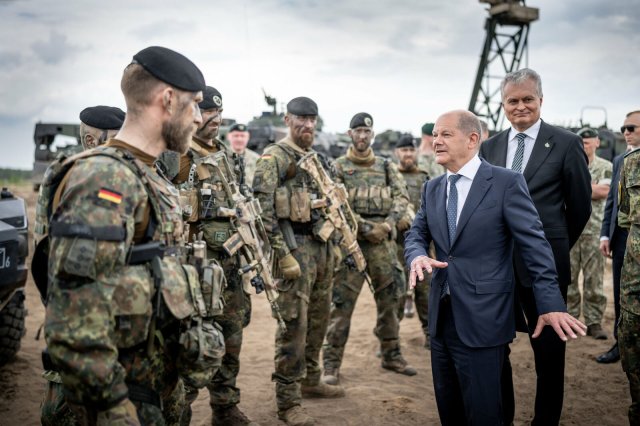Bundeskanzler Olaf Scholz (M, SPD) besucht die Nato Enhanced Forward Presence Battle Group (eFP-Bataillon) mit Gitanas Nauseda (r), Präsident von Litauen. Foto: dpa/Michael Kappeler
