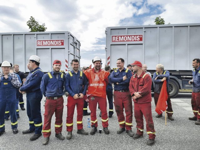 Kollegen der Hennigsdorfer Elektrostahlwerke (HES) am Mittwoch im Warnstreik