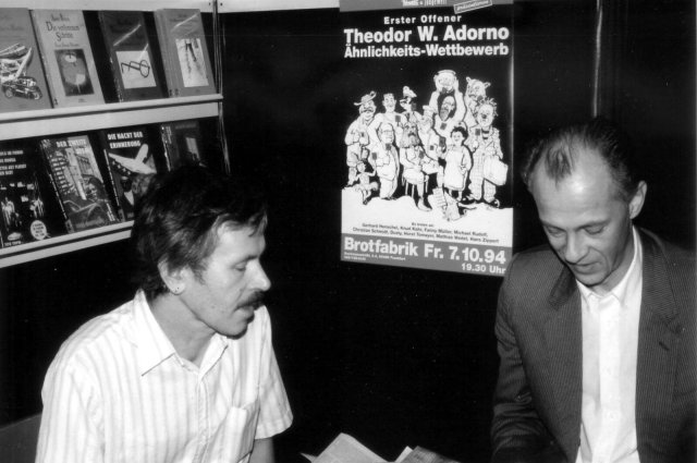 Wer ist hier Adorno? Wolfgang Pohrt (l.) und sein zukünftiger Biograf Klaus Bittermann 1994 auf der Frankfurter Buchmesse