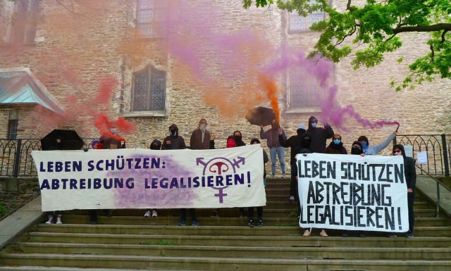 Mitglieder von Pro Choice Sachsen demonstrieren vor der St. Annenkirche in Annaberg. Auf dem Platz vor der Kirche findet der Abschluß des Schweigemarsches statt.