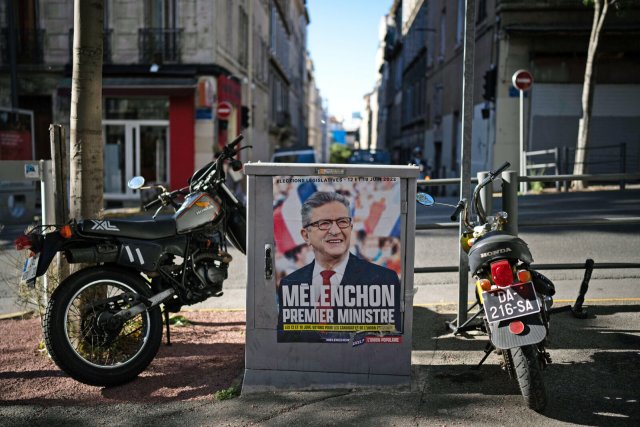 Ein Plakat von Jean-Luc Mélenchon in Marseille Foto: AP/dpa/Daniel Cole