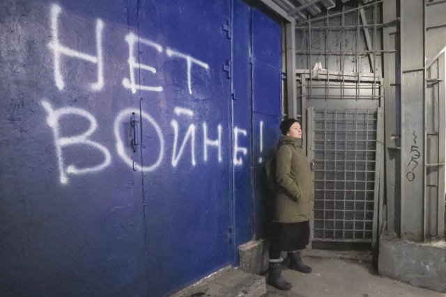 »Nein zum Krieg« steht an einem Tor in Moskau. Graffiti sind eine der wenigen verbliebenen Protestformen.