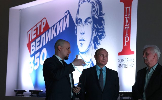 Wladimir Putin auf der Ausstellung zu Peters 350. Jubiläum